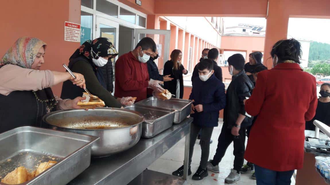 Yerli Malı Haftası kapsamında okulumuzda öğrencilerimize yönelik sucuk ekmek  etkinliği düzenlendi.