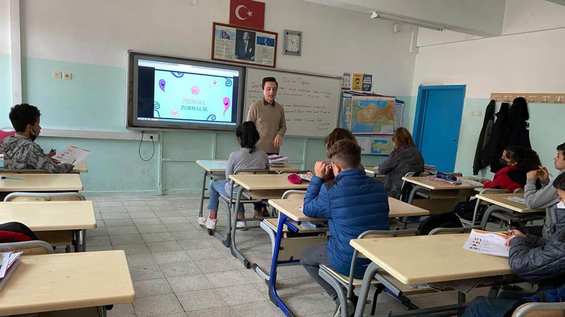 Okulumuz rehber öğretmeni Ali Can KAPLAN tarafından öğrencilerimize Akran Zorbalığı konusunda seminer verildi.